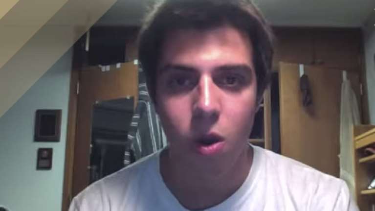 Tέλειο! Τραγουδάει το ίδιο τραγούδι εδώ και πέντε χρόνια