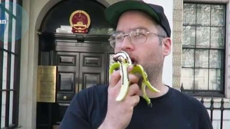 Απίστευτη διαμαρτυρία Άγγλου κατά της Κίνας για τις μπανάνες &amp; τον ερωτισμό