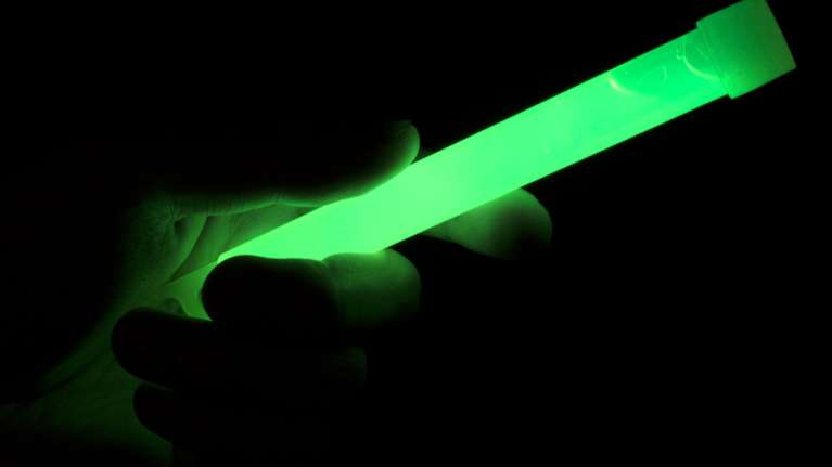 Δείτε τι θα συμβεί αν βάλετε φωτιά σε μια φωσφορίζουσα ράβδο