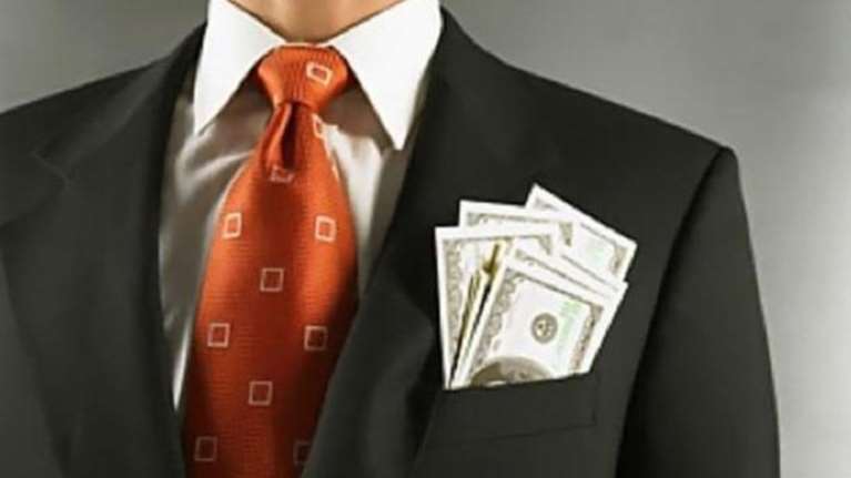 Υπάλληλοι του ΥΠΟΙΚ στo «κόλπο» του χρηματιστή - 2 δισ δολ «επενδύσεις»!