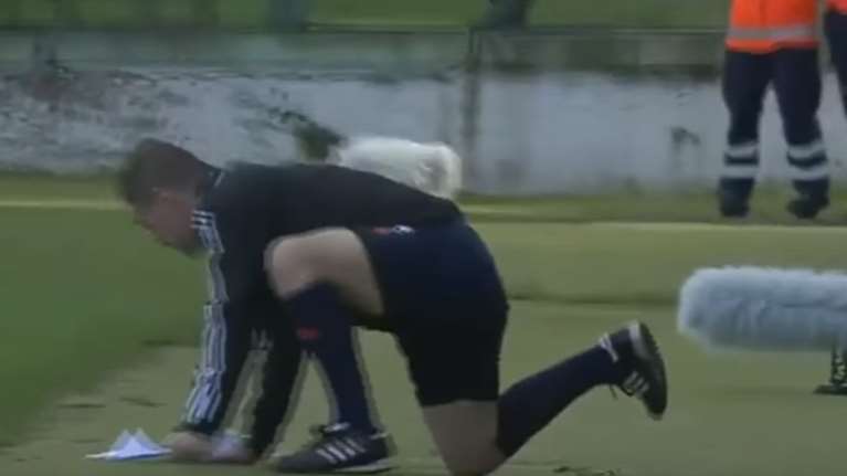 Ο διαιτητής ήταν...τύφλα (video)