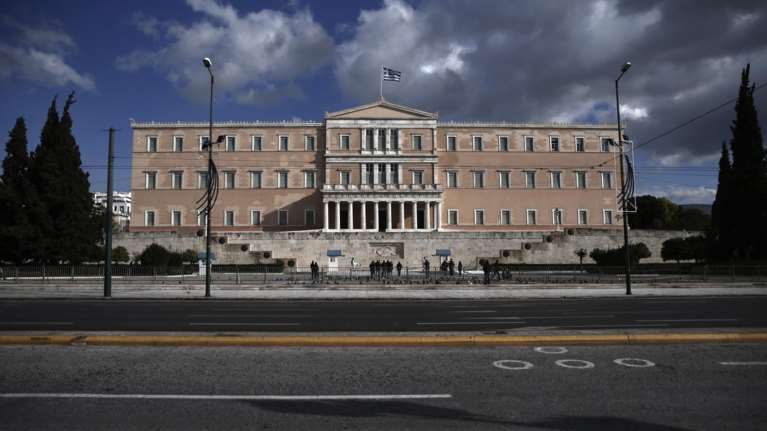 Ως το επόμενο Σάββατο η ψήφιση των «δρακόντειων» μέτρων