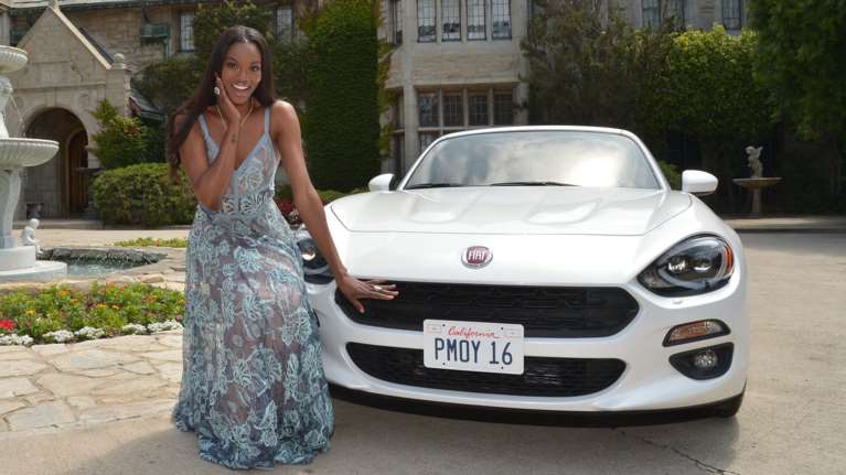 Η Playmate του 2016 μοιράζει εγκεφαλικά μέσα από το Fiat 124 Spider