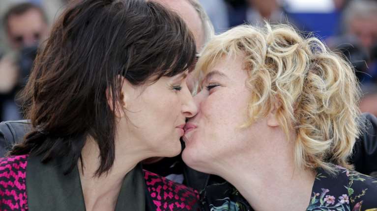 Ζ. Μπινός: Καυτά φιλιά και μια θεότρελλη κωμοδία στο Φεστιβάλ των Καννών