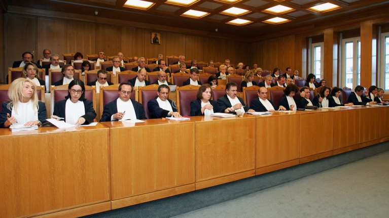 Απόφαση-βόμβα του ΣτΕ για τις μειώσεις στους μισθούς των ενστόλων