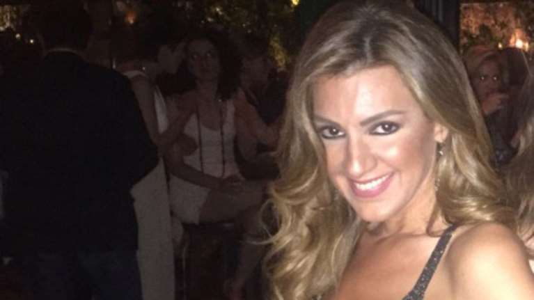 Βρήκαμε την πιο sexy καλεσμένη στο γάμο Ράνιας Τζίμα-Γ.Σακελαρίδη