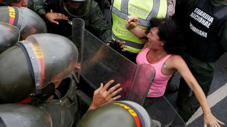 Ο Μαδούρο απειλεί τώρα να κατασχέσει εργοστάσια