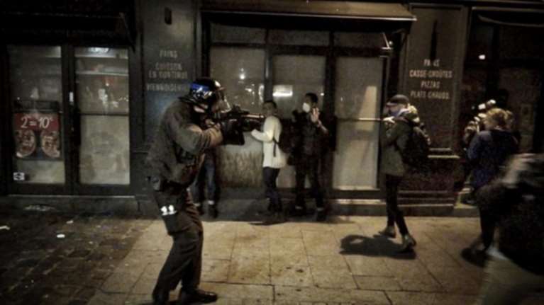 Η συγκλονιστική φωτογραφία από τις ταραχές στη Γαλλία