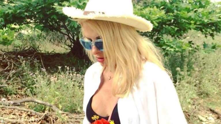 Η Ελένη Μενεγάκη &quot;βομβαρδίζει&quot; το Instagram από την Άνδρο