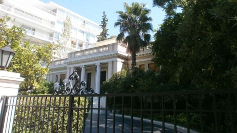 Σύσκεψη στο Μαξίμου για «κόφτη» και έξτρα φόρους