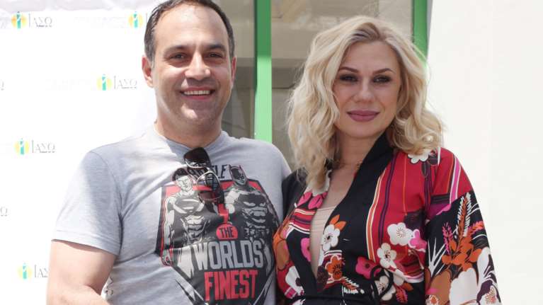 Η έξοδος της Καραβάτου από το μαιευτήριο. Τι όνομα θα πάρει ο γιος της;