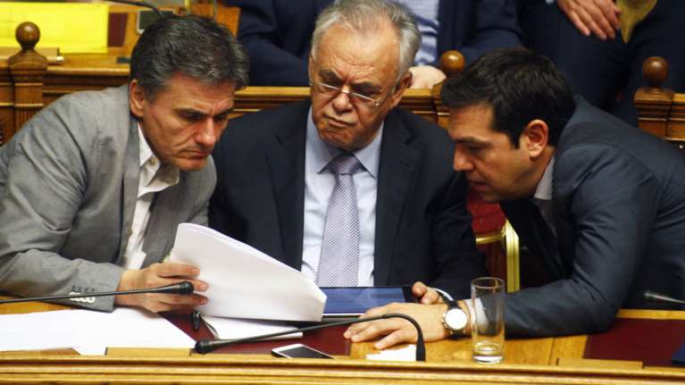 Βαριά μέτρα στη Βουλή, light συζητήσεις για το χρέος