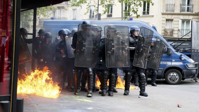 Ξύλο και πάλι στους δρόμους της Γαλλίας για τα εργασιακά