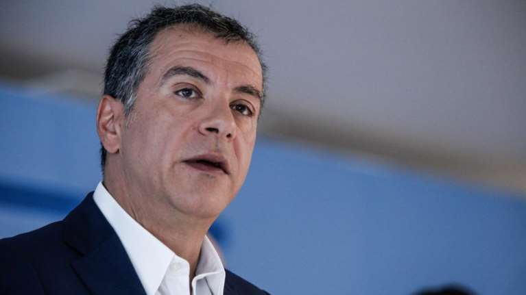 Θεοδωράκης: Τον Οκτώβριο θα κοπούν μισθοί-συντάξεις