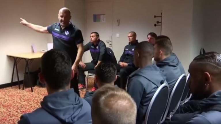 Ραγίζει καρδιές: Επική ομιλία προπονητή στους παίκτες του (video)