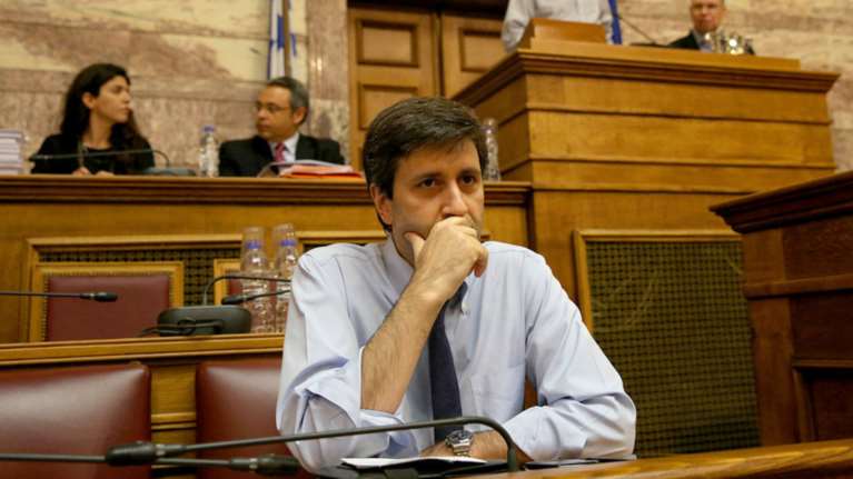 Στριμωγμένος από την κριτική ο Χουλιαράκης,ταύτισε ΝΔ και Χρυσή Αυγή