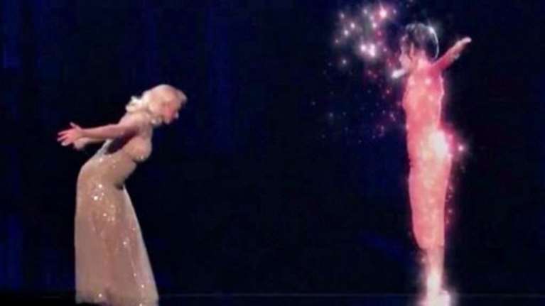 Γιατί κόπηκε το σόου της Αγκιλέρα με το ολόγραμμα της Χιούστον;