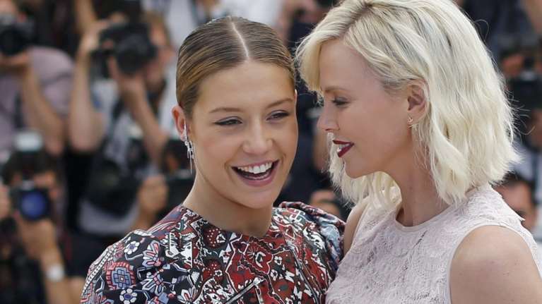 Η Θερόν με την Εξαρχόπουλος στο κόκκινο χαλί