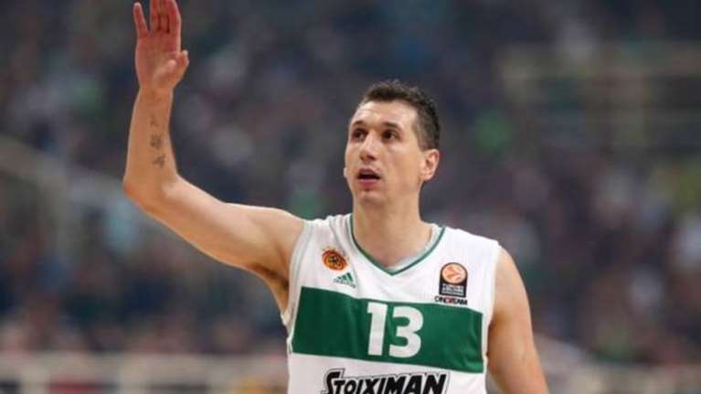 Φίλοι του Ολυμπιακού βγάζουν φωτογραφίες με τον Διαμαντίδη (vd)