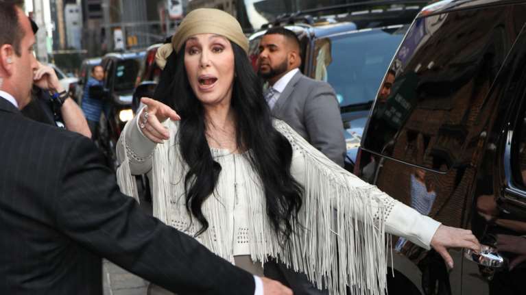 Η Σερ πάει με γκάζια τη ζωή της και... έπιασε τα 70!