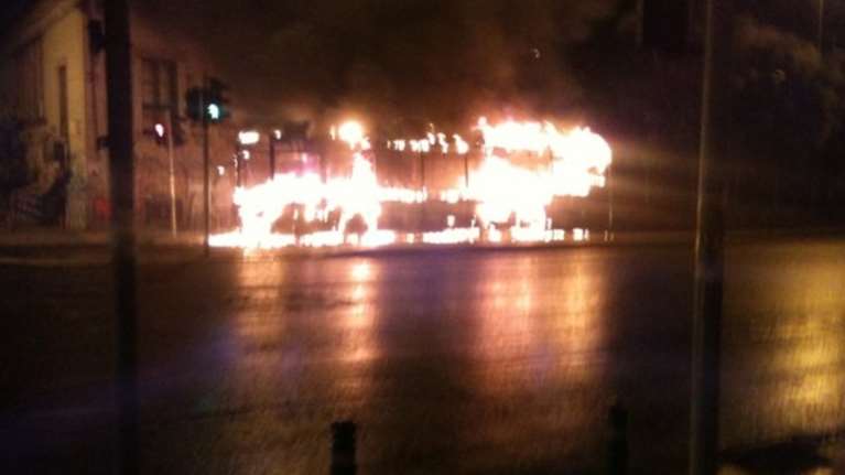 Κουκουλοφόροι πυρπόλησαν τρόλεϊ στην Πατησίων