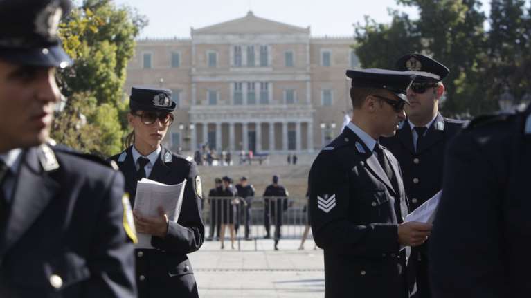 Αγωγές ενστόλων κατά υπουργών για τα ειδικά μισθολόγια