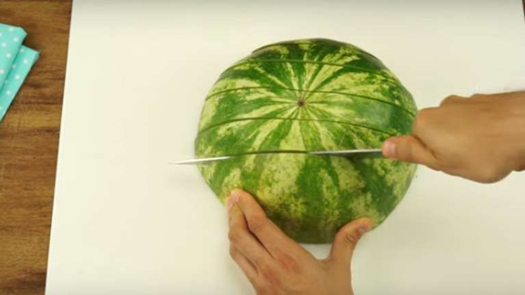 Το λάθος που κάνουμε όλοι όταν κόβουμε το καρπούζι