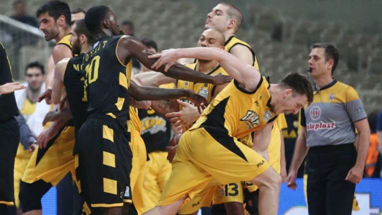 Ροντέο με 19 αποβολές στο ΑΕΚ- Αρης στο ΟΑΚΑ