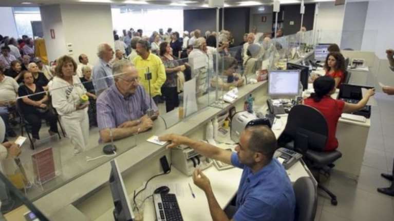 Παράδοξο: 6 χρόνια πάνω οι φόροι, κάτω τα δημόσια έσοδα