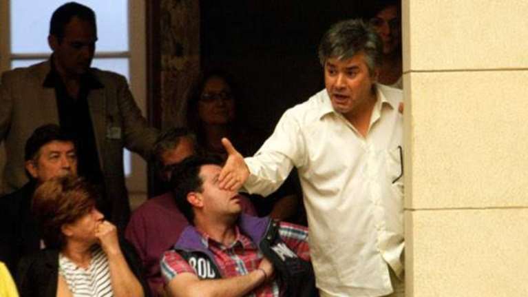 Φωνές κατά του πρωθυπουργού από τα θεωρεία της Βουλής