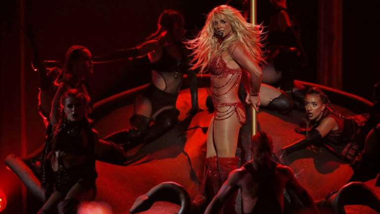 Όσα είδαμε στα βραβεία Billboard 2016 επί και εκτός σκηνής