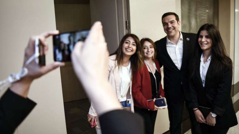 Ο φωτογενής Τσίπρας φωτογραφίζεται με τις υπαλλήλους του Ερντογάν -φωτό-