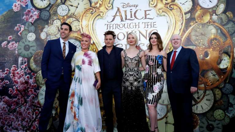 Η απαστράπτουσα Χάθαγουέι και ο Ντεπ στην πρεμιέρα της νέας ταινίας τους