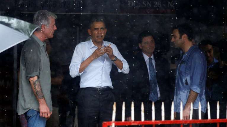 Ομπάμα &amp; Μπουρντέν δοκίμασαν τις λιχουδιές του Ανόι