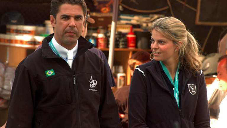 Η Αθηνά έπιασε τον Αλβάρο να την απατά με άλλη γυναίκα