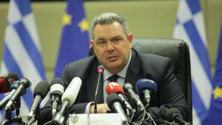 Πολιτική θύελλα προκαλεί το «θέατρο σκιών» του Καμμένου