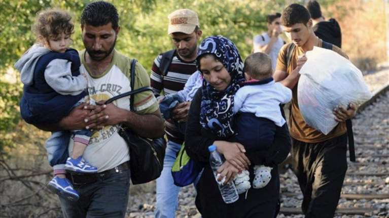 Δεν πάνε στα κέντρα φιλοξενίας, φεύγουν με τα πόδια