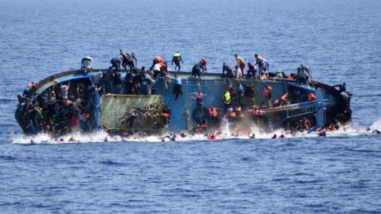 Συγκλονιστικό: Η στιγμή της ανατροπής σκάφους με 550 μετανάστες