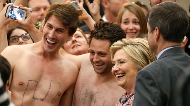 Χαμός στις ΗΠΑ με τα ημίγυμνα αγόρια της Χίλαρι