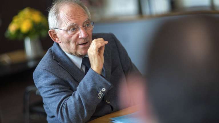 Tageszeitung: Η Ελλάδα θα ανασάνει όταν φύγει ο Σόιμπλε