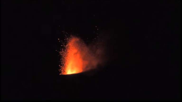 Συντριβάνια καυτής λάβας στην Αίτνα