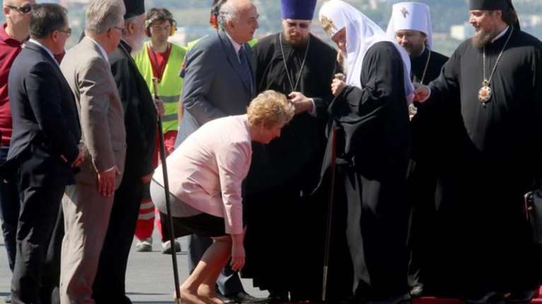 Η ευσεβής υπουργός Μαρία Κόλλια και  η γονυκλισία στον Κύριλλο