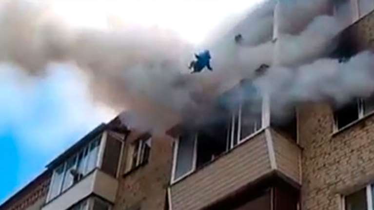 Εριξαν τα παιδιά τους από τον 4ο όροφο για να τα σώσουν από πυρκαγιά