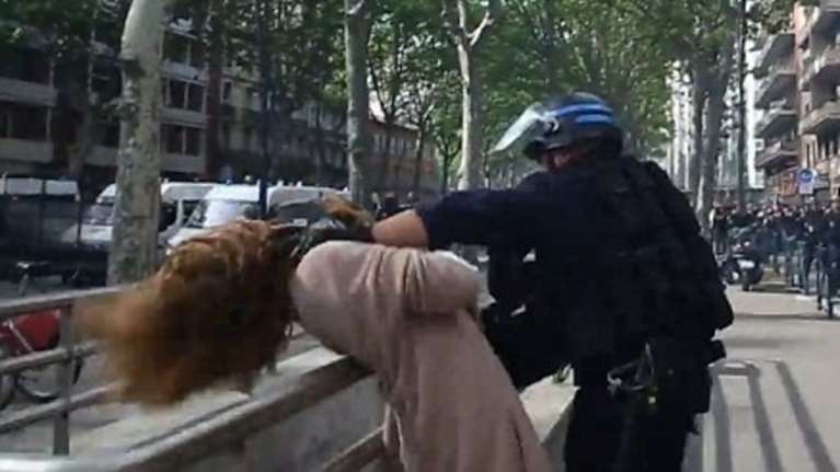 Σάλος στη Γαλλία: αστυνομικός αρπάζει γυναίκα από το λαιμό video