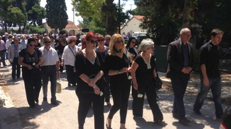 Ατελείωτα «γιατί» στην κηδεία της άτυχης Αγραφιώτου