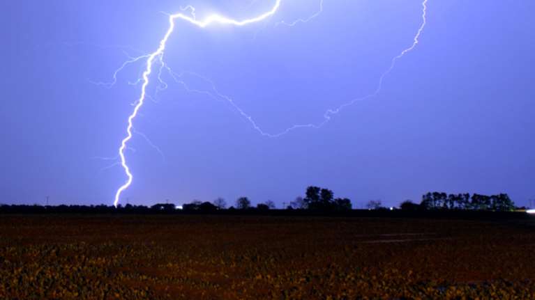 Κεραυνός χτύπησε διαιτητή εν ώρα αγώνα, τον μετέφεραν με ελικόπτερο