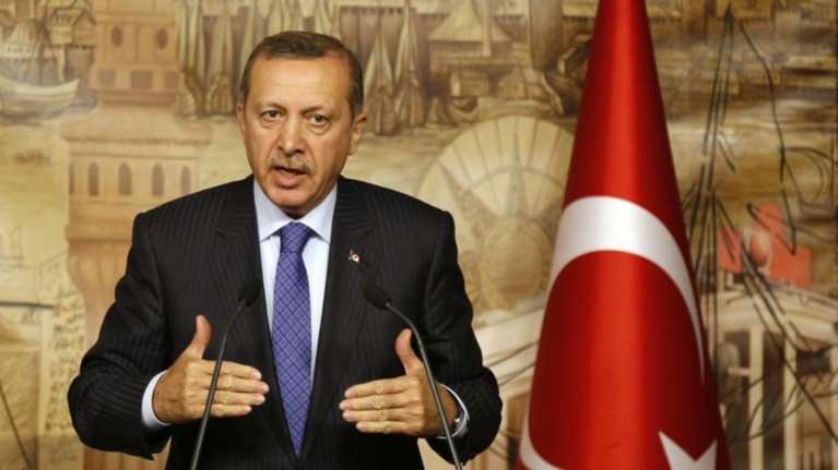 Ο Ερντογάν κατηγορεί τη Μόσχα ότι προμηθεύει με όπλα το PKK