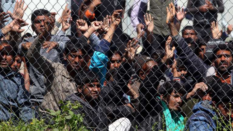 Εκρηκτική η κατάσταση με πολίτες και μετανάστες στη Μυτιλήνη - ΒΙΝΤΕΟ