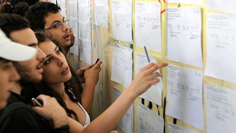 Πανελλαδικές: Τι δείχνουν για τις βάσεις τα στοιχεία από βαθμολογικά κέντρα