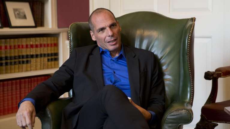 Νέα γκάφα Βαρουφάκη: «Πέθανε» τον Χέλμουτ Κολ στο βιβλίο του